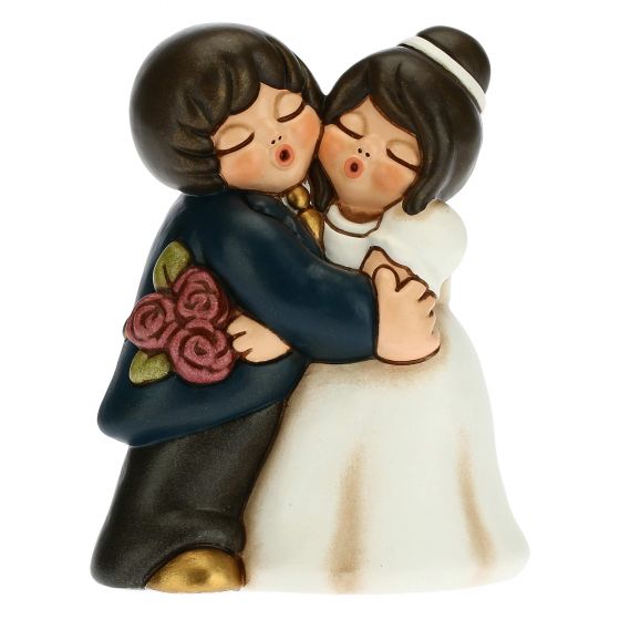 Thun Coppia sposini abbracciati con bouquet
